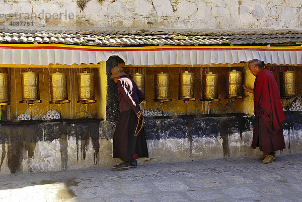 Gebetsmühlen beim Drepung Kloster nahe Lhasa  Tibet  Asien