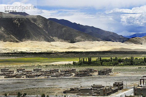 Neubauten  Berge und Sanddünen  Samye bei Lhasa  Tibet  Asien