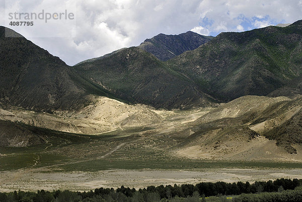 Berge und Sanddünen  Samye bei Lhasa  Tibet  Asien  Asien