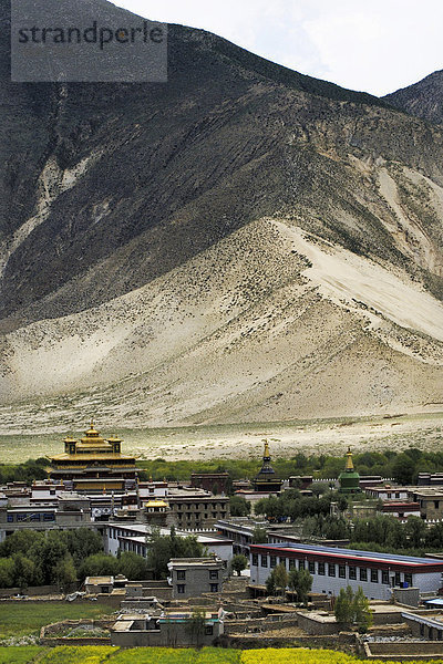 Berge und Sanddünen  Kloster Samye bei Lhasa  Tibet  Asien