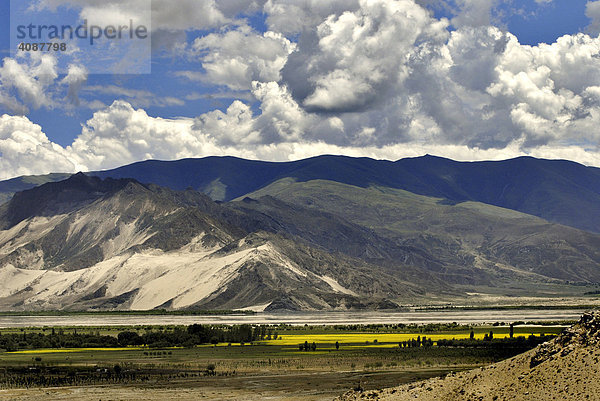 Berge am Kloster Samye bei Lhasa  Tibet  Asien