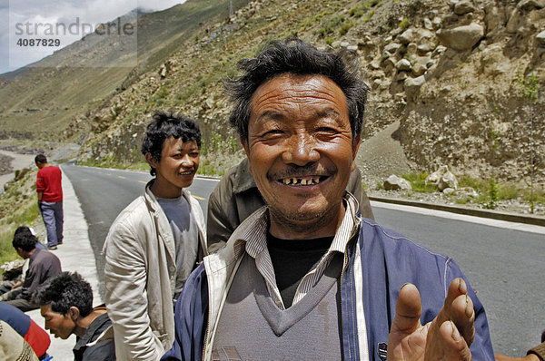 Fröhlicher Tibeter nahe Lhasa  Tibet  Asien
