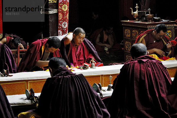 Mönche  Kloster Tshurpu bei Lhasa  Tibet  Asien