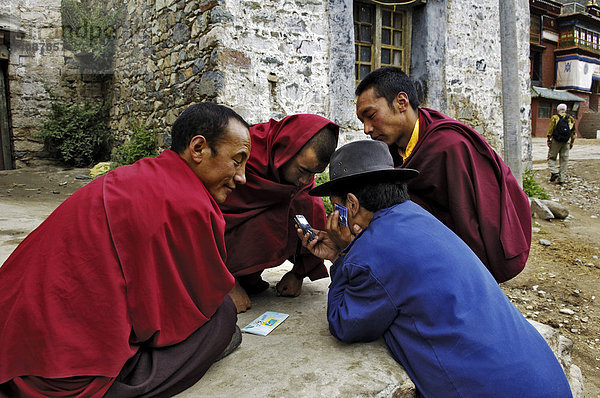 Mönche mit Handy  Kloster Tshurpu bei Lhasa  Tibet  Asien