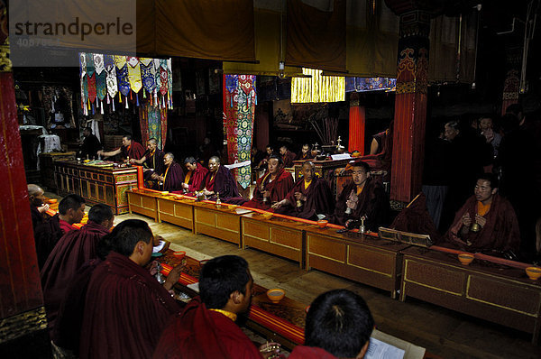 Mönche (vom Schwarzkappenorden) im Kloster Tshurpu bei Lhasa  Tibet