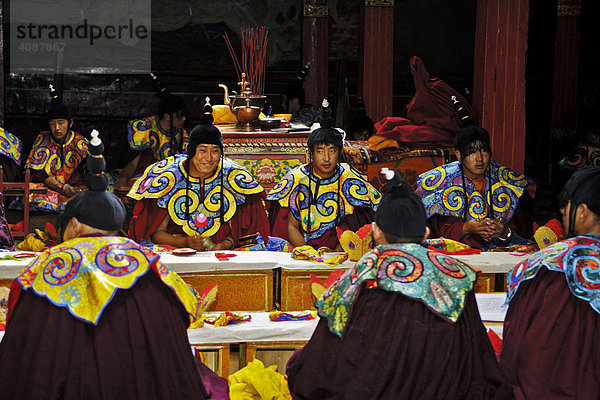 Mönche (vom Schwarzkappenorden) im Kloster Tshurpu bei Lhasa  Tibet