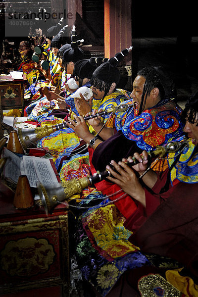 Mönche (vom Schwarzkappenorden) mit Blasinstrumenten im Kloster Tshurpu bei Lhasa  Tibet