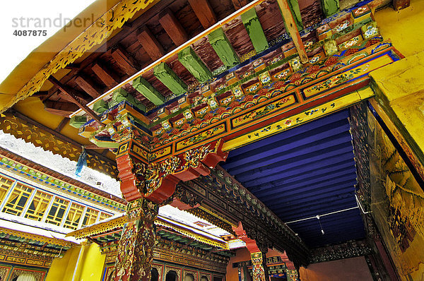 Dachgebälk im Kloster Tshurpu bei Lhasa  Tibet