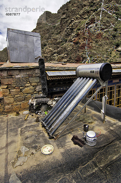 Solar-Heißwasseranlage im Kloster Tshurpu bei Lhasa  Tibet