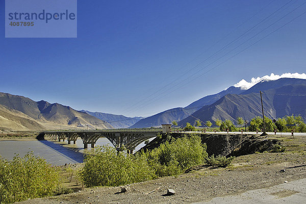 Neue Brücke über den Brahmaputra (Tsangpo) bei Lhasa  Tibet  Asien