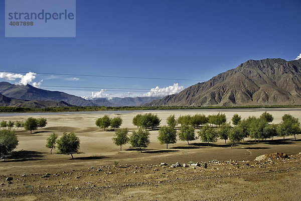 Berge und Sanddünen am Brahmaputra (Tsangpo) bei Lhasa  Tibet  Asien