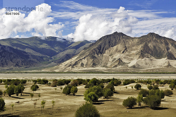 Berge und Sanddünen am Brahmaputra (Tsangpo) bei Lhasa  Tibet  Asien