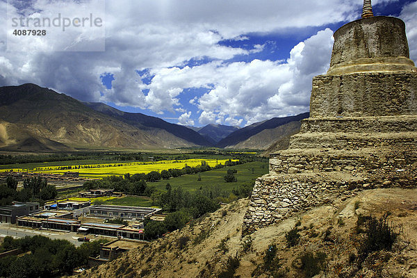 Blick auf das Tal bei Samye nahe Lhasa  Tibet  Asien