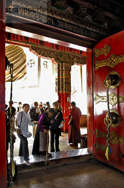 Pilger  Jamkhang Chenmo Kloster  Tashilhunpo  Tibet  Asien