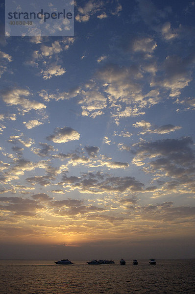 Sonnenuntergang mit Tauchbooten  Rotes Meer  Ägypten