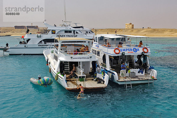 Tauchboote in der Mubarak Bucht  Rotes Meer  Ägypten