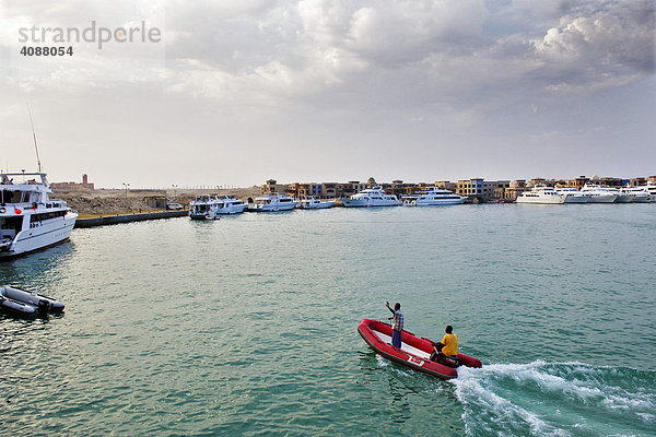 Port Ghalib mit Tauchbooten  Rotes Meer  Ägypten