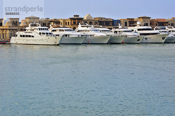 Port Ghalib mit Tauchbooten  Rotes Meer  Ägypten