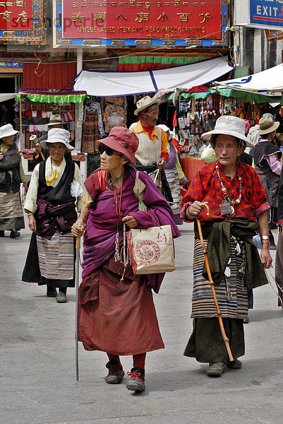 Alte Frauen mit Gebetsschnüren auf dem Barkor (Rundgang um den Jokhang Tempel) Lhasa  Tibet