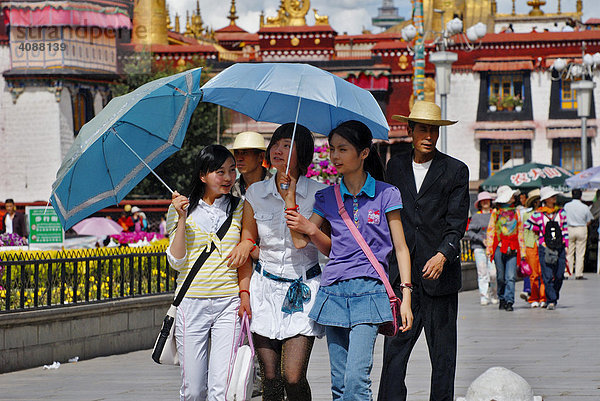 Junge chinesische Touristinnen auf dem Barkor (Platz vor dem Jokhang Tempel) Lhasa  Tibet
