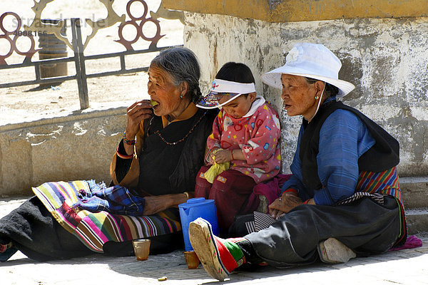 Pilgerinnen mit Kind  Gyantse  Tibet