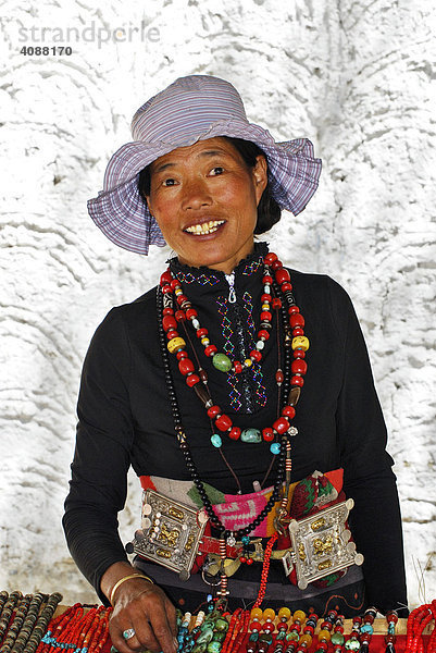 Tibeterin mit Silberschmuck an Souvenirstand  Gyantse  Tibet