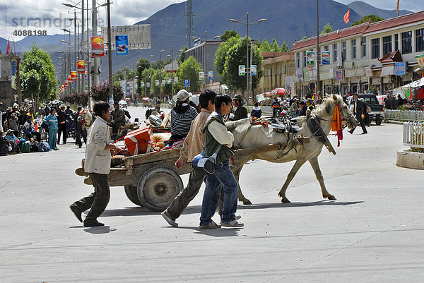 Straßenszene mit Wagen hinter dürrem Klepper  Gyantse  Tibet