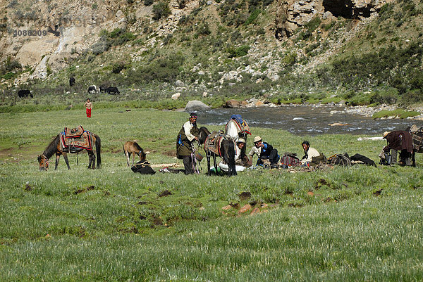 Tibetische Nomaden rasten im Flusstal  zwischen Gyantse und Dangxiong  Tibet