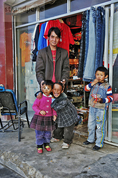 Tibeter mit fröhlichen Kids in Dangxiong  Tibet