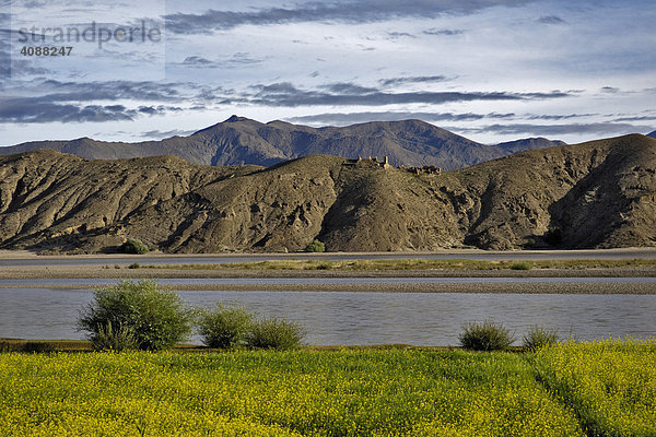 Kahle Berge mit Erosionsschäden und Ruinen  Fahrt von Dangxiong zum Nam-Tso-See  Tibet