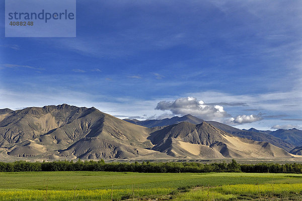 Kahle Berge mit Erosionsschäden  Fahrt von Dangxiong zum Nam-Tso-See  Tibet