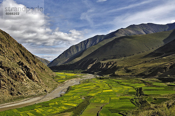 Blick auf Fluss und fruchtbares Tal  Fahrt von Dangxiong zum Nam-Tso-See  Tibet