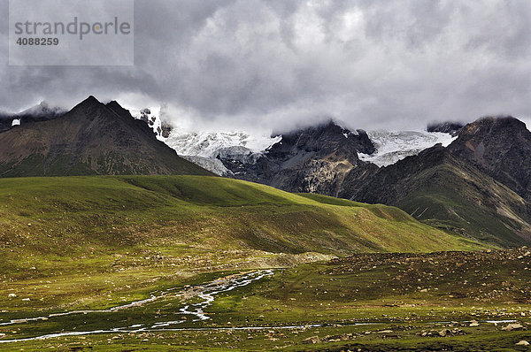 Kahle Berge  Gletscher  Bach  zwischen Dangxiong und dem Nam-Tsho-See  Tibet