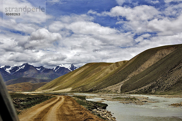 Kahle Berge  Gletscher  Bach  zwischen Dangxiong und dem Nam-Tsho-See  Tibet