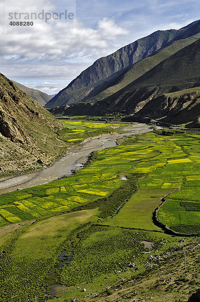 Blick auf Fluß und fruchtbares Tal  zwischen Dangxiong und dem Nam-Tsho-See  Tibet