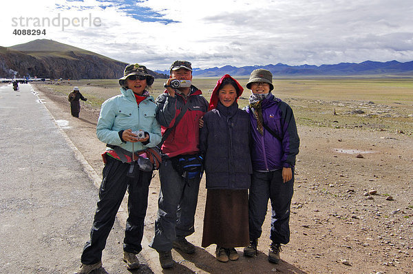 Chinesische Touristen mit Tibeterin am (Namtso) See  höchster See der Welt  4718m  Nam-Tsho-See  Tibet