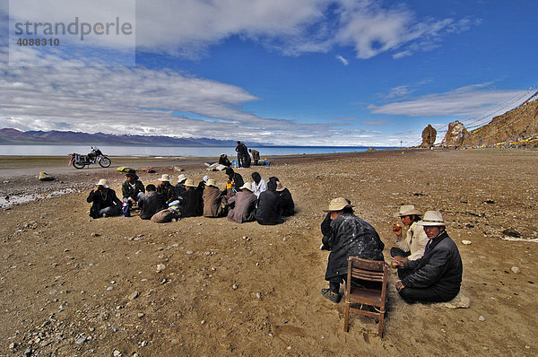 Tibeter beim Butterteetrinken  Nam-Tsho-See  höchster See der Welt  4718m  Tibet  Asien
