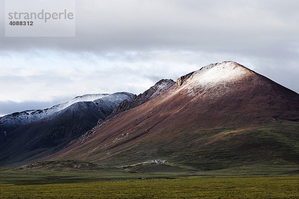 Verschneite kahle Berge  zwischen Dangxion und dem Nam-Tsho-See  Tibet