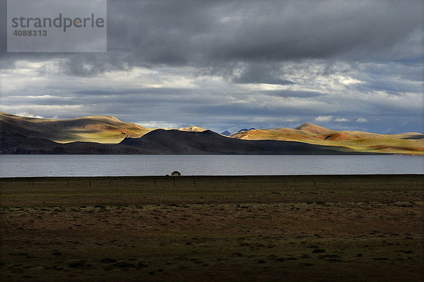 Kahle Berge und Nomadenzelt am Namtso-See  höchster See der Welt  4718m  Nam-Tsho-See  Tibet  Asien