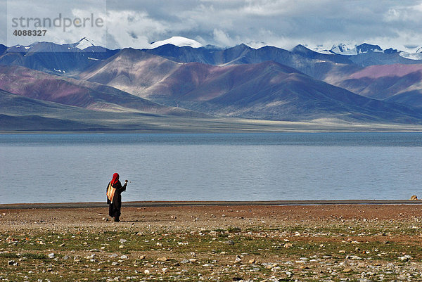 Tibeterin mit Gebetsmühle am Nam-Tsho-See  höchster See der Welt  4718m  Tibet  Asien