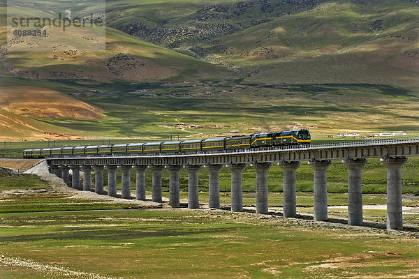 Bahntrasse und Zug Lhasa-Shanghai  Fahrt Damxung zum Nam-Tsho-See  Tibet  Asien