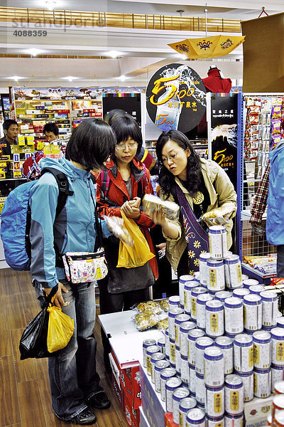 Chinesinnen beim Einkauf im Bahnhofs-Souvenirladen  Lhasa  Tibet  Asien