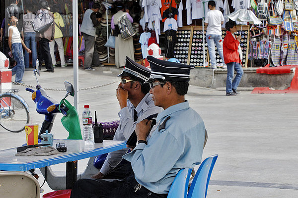 Polizisten im Cafe  Barkhor  Lhasa  Tibet  Asien