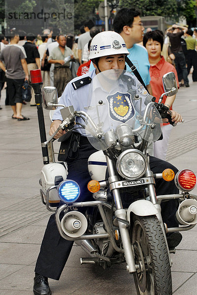 Verkehrspolizist auf Motorrad  Shanghai  China  Asien