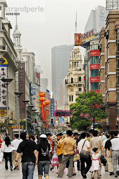Haupteinkaufsstraße (Nanjing Donglu) in Shanghai  China  Asien