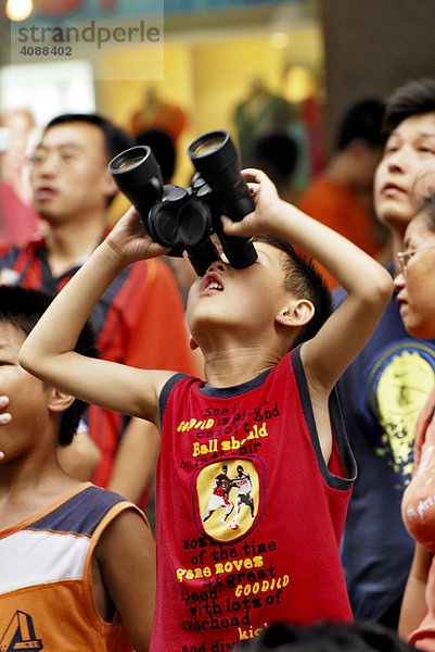 Junge mit Fernglas  Shanghai  China  Asien