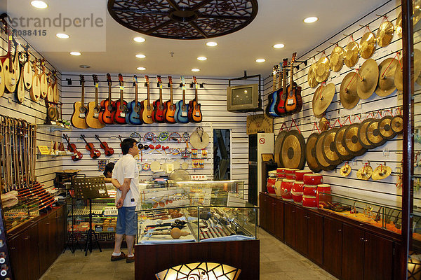Laden für Musikinstrumente  neu aufgebautes Viertel am Yu-Garten  Shanghai  China  Asien