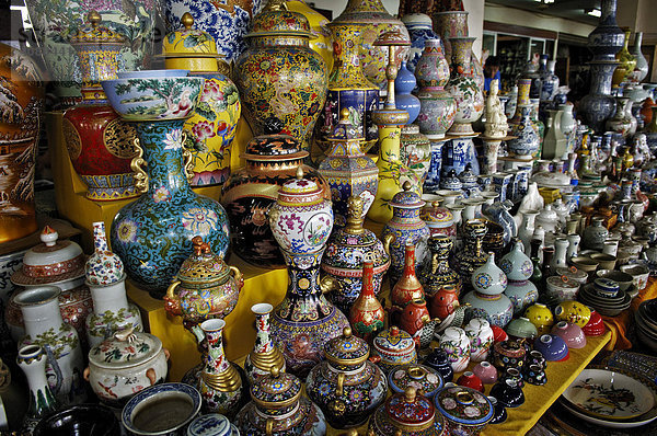 In der Altstadt  Fangbang Zhonglu Antikmarkt  Vasen  Shanghai  China  Asien