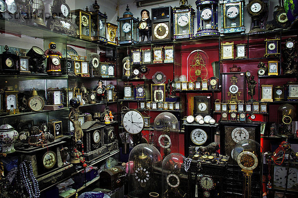 In der Altstadt  Fangbang Zhonglu Antikmarkt  Uhren  Shanghai  China  Asien