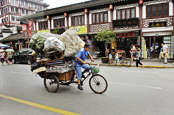 In der Altstadt  nahe Fangbang Zhonglu  schwer beladene Fahrradrikscha  Shanghai  China  Asien